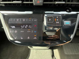 オートエアコンでパネルタッチするだけで操作が可能です(^^)☆AUTOにすれば簡単に車内の空調を快適に調整してくれます♪嬉しいシートヒーター付き(^^)