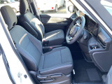 運転席まわりです。実際に座ってみて、乗り心地を体験してみてください,視界も良好です