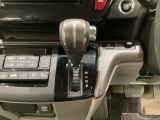 CVT車のセレクトレバーです。低速から高速まで、変速ショックのないスムーズな走りを実現するとともに、エンジン効率のよい領域を維持することで燃費にも貢献します。