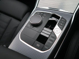 【シフトノブ】BMWの高性能オートマチックは、ATセレクトレバーを左側に倒すことで、通常の「D」から「S」(スポーツ)または「M」(マニュアル)へと切り替えが可能です。