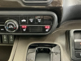 運転席/助手席シートヒーターで寒い日もすぐに温かくなり快適に過ごせます。2段階の温度調整が可能です