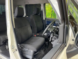 運転席まわりには十分なスペースがあり、大柄な方でもゆったり運転していただける環境です。