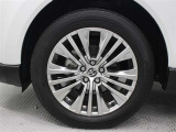 19インチアルミホイール(スーパークロームメタリック塗装)が装着されています。タイヤサイズ225/55R19