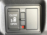 【パワースライドドア】スマートキーや運転席のスイッチでスライドドアの開閉が可能♪電動だから力を入れてドアを開ける必要が無く、小さいお子様でも、重い荷物を持っている時もラクに開け閉めできます♪