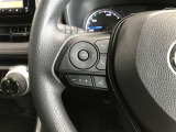 ステアリングスイッチでハンドルから手を離さなくても、音量やチャンネルなどの調整ができて安全です。