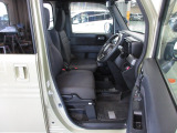 すわり心地の良い運転席・助手席です。長時間のドライブの疲れ軽減に貢献します。どうぞ快適なドライブを。