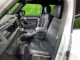 質感の高いシートでございます。使用感が出やすい運転席ですが、綺麗な状態を保っております。前席の状態は内装の状態を見る大きなポイントになると思いますので、是非一度、実際にご覧くださいませ。