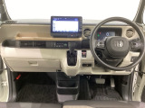 車内は光触媒抗菌消臭施工済です。スタイリッシュなデザインで暖かみのあるインパネ周りを演出します。グローブボックスやカップホルダーのほかにトレーなどたくさんの収納スペースが装備されています。