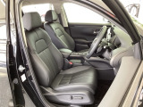 フロントは2席共、本革パワーシート仕様なので、快適にドライブができます。ハンドルはテレスコピック機能で、ハンドル位置を上・下・手前・奥に調節できます。