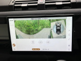 サラウンドカメラ(360&deg;カメラ) 車載のカメラを駆使し、車を真上から見下ろしている映像に変換、センターディスプレイに表示させ、安全な駐車をサポート。縦列駐車や狭い場所への駐車に大きく役立ちます。