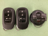 スマートキーを装備しています。鍵を差し込むことなくドアロックの開け閉めとトランクが開けられる電動テールゲートのボタンもついています。加えて、純正リモコンエンジンスターター用の操作キーもついています。