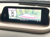 【マルチテレインモニター】車のフロントやサイドのカメラ画像を同時にモニター表示することで、悪路や狭い道を走行時でも周囲の状況確認ができ安心!本格SUVにうれしい装備です♪