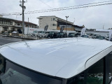 目立つキズ凹み等はありませんが、中古車という商品の特性ルーフには子キズや塗装しみがあります
