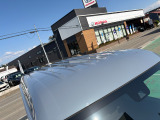 目立つキズ凹み等はありませんが、中古車という商品の特性ルーフには子キズや塗装しみがあります