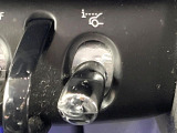 ●ヘッドアップディスプレイ:現在の速度や走行情報をデジタル表示で運転席前方のガラスに投影!運転中、視線をずらさず必要な情報を確認できるのでとっても便利で安心!