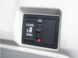 ◆片側電動スライドドア◆狭い駐車場でも乗り降りが楽々♪お子様が隣の車にドアを当ててしまう心配もございません!小さなお子様連れの方もこれで安心。