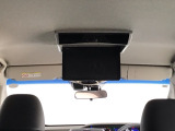 【後席用プルダウンモニター】後ろに乗車している人を飽きさせません♪ テレビやDVDビデオを見ながら楽しいドライブを♪使わない時は格納できますので、ジャマになる事もありません♪