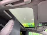 【ガラスルーフ】ガラスルーフ搭載で車内の解放感が一気にアップ!開放的なドライブをお楽しみいただけます。