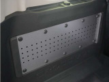 ◆ユーティリティーサイドパネル◆マグネット対応のステンレス製有孔ボード。棚やフックを取り付けて、荷室を自在に活用できます。