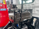運転席側に工具箱が付いています。