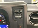 日本の駐車場は幅が広くないところが多くて、乗り降りが大変だったりしますよね。電動ミラーがあれば、室内でミラーをたためるので、駐車するときも便利ですね。