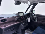 ダイハツのお店では、ダイハツ車を知り尽くしたプロフェッショナルが、専用の診断機器を使って各システムを点検しております。