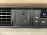 エアコン操作パネルの左側に、スマートフォンなどの充電可能なUSB端子と、音源などの外部入力の可能なUSB端子がついています。移動中に充電もできるので便利です。