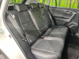 後部座席も気になるようなキズ・汚れやへたり等、大きなダメージはなく、良好な状態です。