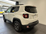 後方から見ると特徴のあるテールランプシンプルにjeepエンブレムが付いてきます。