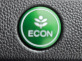ワンタッチで省燃費走行をサポートするECONスイッチを装備。