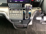 足元スッキリ、インパネシフトです。パーキングブレーキはフットブレーキタイプなので、運転席と助手席の間がスッキリしています。