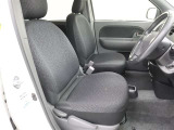運転席・助手席共に肘かけ付きで、ゆったりとしたドライビングが楽しめます。