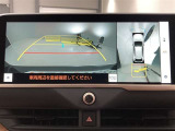 バックカメラの他に上から見下ろしたような画像が見れるアラウンド(全方位)モニター。前後左右を把握できる、すごい機能が装備されています!