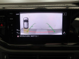 ギアをリバースに入れると車両後方の映像を映し出します。画面にはガイドラインが表示され、車庫入れや縦列駐車などの際に安全確認をサポートします。