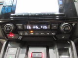 オートエアコンは左右席で独立温度コントロールが可能です。シートヒーター付きで、冷えた車内でもスイッチを押せば数秒で座面と背もたれがあたたかくなります。