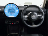 運転に必要な情報はヘッドアップディスプレイ、中央ディスプレイからタッチパネルで操作します。