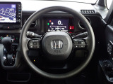 ハンドル左側にはオーディオ操作が出来るオーディオリモートコントロールスイッチ、右側にはHonda SENSINGとオートクルーズコントロールのスイッチを装備!