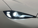 【LEDヘッドライト】悪天候や夜間走行時も良好な視界を確保し安心して運転できる高輝度LEDヘッドライトを装備!点灯速度が早く、消費電力も抑えられています。