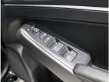 ドア内側、手の届きやすい位置にドアガラスの開閉スイッチ(パワーウインドウ)があります。運転席にはいたずら防止のためのロック付!
