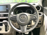 インテリアに合わせたデザインのステアリングは、運転される方のことも考え、運転しやすい形状、大きさです。是非一度、実際に触ってお確かめください。
