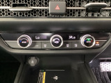 オートエアコンで、毎日のドライブを快適に。温度、風量を自動で調整し、理想的な車内環境を提供します。【ワイヤレス充電器】Qi対応のスマートフォンを置くだけで充電ができます。
