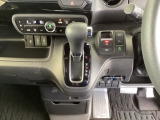 足元スッキリ、インパネシフトです。パーキングブレーキは電子制御パーキングブレーキタイプなので、運転席と助手席の間がスッキリしています。