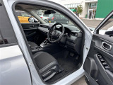 【運転席】座り心地が良いシートなので長時間の運転でも快適にお過ごしいただけます。新品のフロアマットのご注文も可能です。掲載箇所以外にご希望の写真がございましたらお気軽にお問い合わせ下さい。