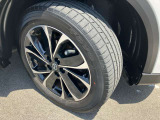 225/55R19のCX-5専用のアルミホイール。デザインもさる事ながら、切削加工により、重量軽減と立体感を与えられた贅沢なアルミホイールです!
