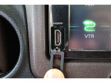 音声と映像が1本のケーブルで伝送できる便利なHDMIを装備しています。iPhoneやスマートフォンの画面と全く同じ画面がカーナビの画面に表示されるので、地図アプリや動画などのミラーリングが可能です。