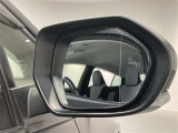 隣車線を走る車両をレーダーで検知し、ドアミラーでは確認しにくい後側方エリアに存在する車両に加え、急接近してくる車両も検知します。車両を検知するとドアミラーに搭載されたLEDインジケーターが点灯します。