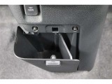 運転席と助手席の間にセンターロアボックスがあります!