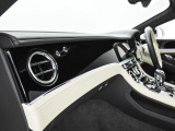 ベントレーは全てオーダーでの発注となっておりますので同じ車種でもステッチやベニヤ部分でまったく違う表情を感じることができます。