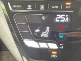 【オートエアコン】一度お好みの温度に設定すれば、車内の温度を検知し風量や温度を自動で調整。暑い&hellip;寒い&hellip;と何度もスイッチ操作をする必要はありません。快適な車内空間には必須の機能ですね♪