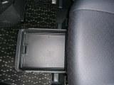 助手席シートアンダーボックス(スライド式)!運転用の替え靴や、車内に常備したいこども用品、着替えた服などを収納できます。
